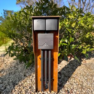 Luxe WCD Tuinpaal Cortenstaal – Spatwaterdichte Stopcontactpaal met 3-voudige Invoer voor Grondkabel