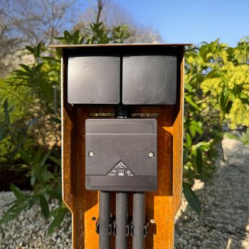 Luxe WCD Tuinpaal Cortenstaal – Spatwaterdichte Stopcontactpaal met 3-voudige Invoer voor Grondkabel